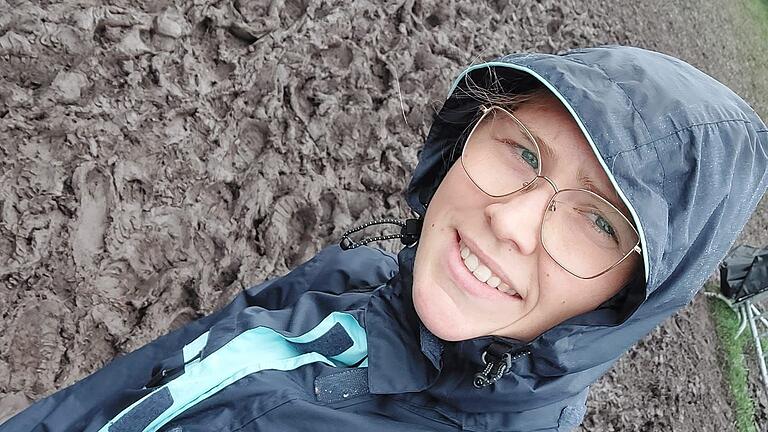 Gute Laune trotz Matsch: Hanna Beck aus Herschfeld lässt sich vom schlechten Wetter beim Wacken Open Air nicht die Stimmung vermiesen. Sie ist froh, es überhaupt zum Festival geschafft zu haben.