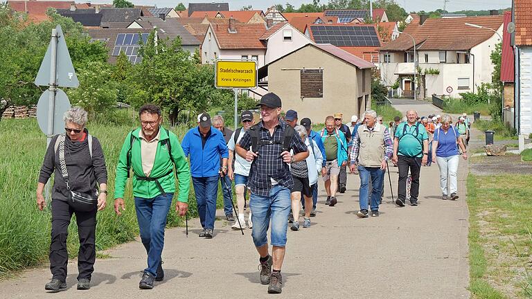 Auf dem Weg von Stadelscharzach zum Weingut Wörner in Neuses am Sand. Über 80 Wanderfreunde aus der ganzen Diözese waren bei der DJK-Seniorenwanderung im DJK-Kreisverband Steigerwald dabei.