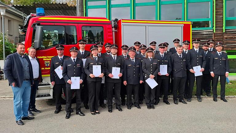 Zahlreiche Feuerwehrmänner und Feuerwehrfrauen wurden beim Feuerwehrfest in Wenkheim befördert und in neue Positionen eingewiesen.&nbsp;