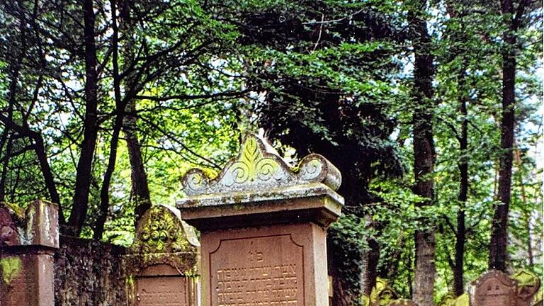 Der Grabstein von Ida Berney (geb. Kohlmann). Sie wurde im Februar 1852 geboren und starb am 7. November 1935. Das Grab liegt auf auf dem jüdischen Friedhof von Karbach (Lkr. Main-Spessart).