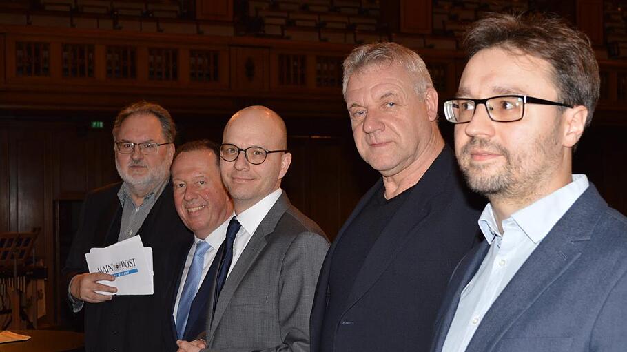 Machten sich am Donnerstagabend vor dem Wahlforum auf der Bühne schon mal locker (von links): Moderator Siegfried Farkas (Main-Post), Gerhard Schneider (CSU), Dirk Vogel (SPD), Peter Eggen (AfD) und Moderator Benedikt Borst (Saale-Zeitung).  Foto: Isolde Krapf       -  Machten sich am Donnerstagabend vor dem Wahlforum auf der Bühne schon mal locker (von links): Moderator Siegfried Farkas (Main-Post), Gerhard Schneider (CSU), Dirk Vogel (SPD), Peter Eggen (AfD) und Moderator Benedikt Borst (Saale-Zeitung).  Foto: Isolde Krapf