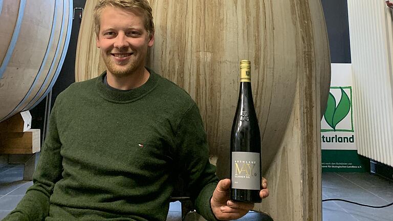 Bei einer Verkostung des renommierten britischen Weinfachmagazins Decanter gewann das Weingut May in Retzstadt den ersten Platz. Unser Bild zeigt Benedikt May mit dem ausgezeichneten 2019er Thüngersheimer Rothlauf Silvaner.