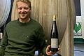 Bei einer Verkostung des renommierten britischen Weinfachmagazins Decanter gewann das Weingut May in Retzstadt den ersten Platz. Unser Bild zeigt Benedikt May mit dem ausgezeichneten 2019er Thüngersheimer Rothlauf Silvaner.