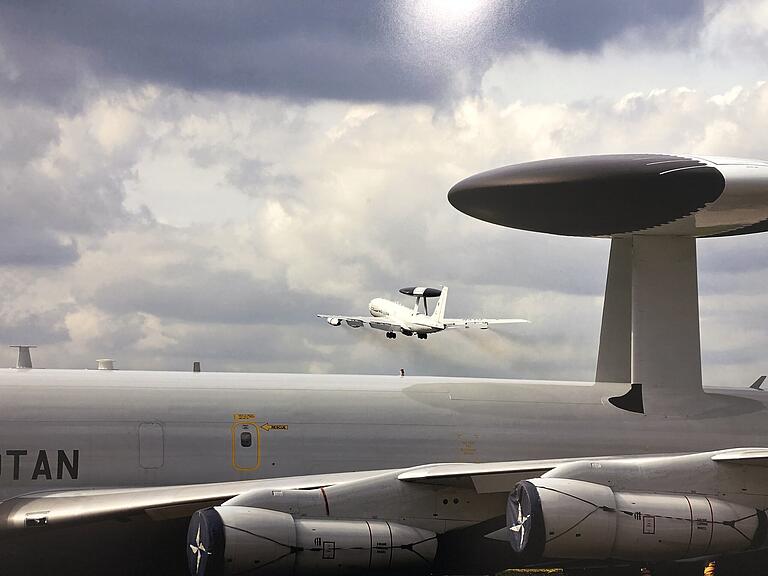 Ein AWACS hat ein Rotodom auf dem Rücken montiert, die neun Meter durchmessende Scheibe des Suchradars.