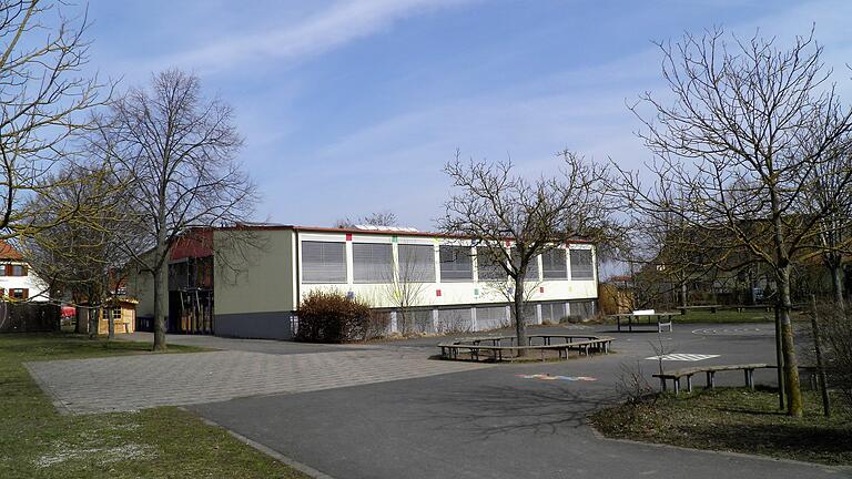 Die Tiefbauarbeiten für den Breitbandanschluss an der Grundschule Sommerach sind abgeschlossen. Darüber informierte Bürgermeisterin Elisabeth Drescher in der Sitzung des Gemeinderates.&nbsp;