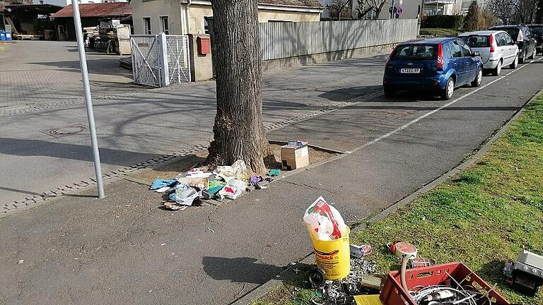 Einfach mal am Straßenrand abgestellt: Müll-Alltag für die Kitzinger Straßenreiniger. Fotos: Bauhof