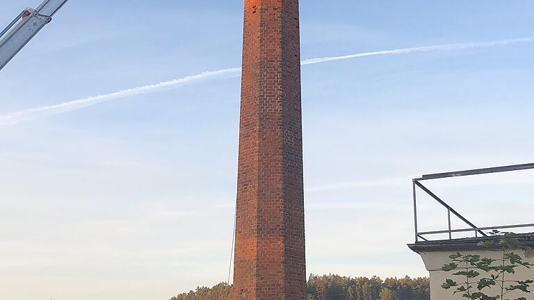 Der 24 Meter hohe Kamin wurde mit einem Bohrhammer von oben abgetragen. Zuvor stand auch eine Sprengung im Raum.