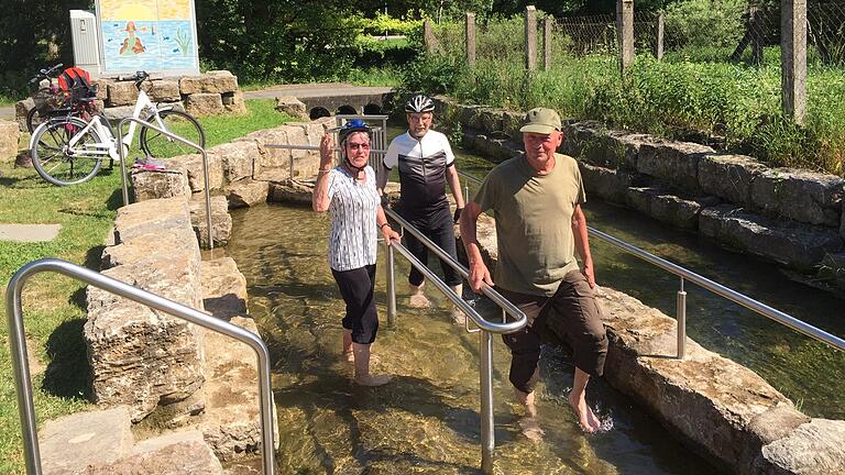 Herrlich kalt und erfrischend: Am Wassertretbecken in Mittelstreu legen Radfahrer gern eine Pause ein. Herrlich kalt und erfrischend: Am Wassertretbecken in Mittelstreu legen Radfahrer gern eine Pause ein.