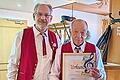 Der Vorsitzende der Musikkapelle Pfaffenhausen, Marco Genzler (l.) ernannte Reiner Stahl zum neuen Ehrenmitglied und überreichte einen Pokal für seine besonderen Verdienste als bester Musikvereinswart.       -  Der Vorsitzende der Musikkapelle Pfaffenhausen, Marco Genzler (l.) ernannte Reiner Stahl zum neuen Ehrenmitglied und überreichte einen Pokal für seine besonderen Verdienste als bester Musikvereinswart.