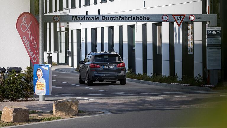 Eine Kamera überwacht die Einfahrt auf die privaten Parkplätze am Würzburger Hubland Center in der Rottendorfer Straße und nimmt die Kennzeichen der Autos auf. Das Vorgehen löste eine rege Diskussion aus.