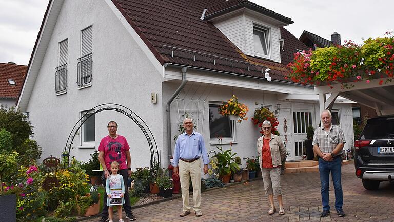 Artur Väth hat den schönsten Blumengarten in Wombach. Im Bild (von links) Gewinner Artur Väth sowie Manfred von Seggern, Sigrid Eirich und Herrmann Hübner vom Obst- und Gartenbauverein Wombach.&nbsp;