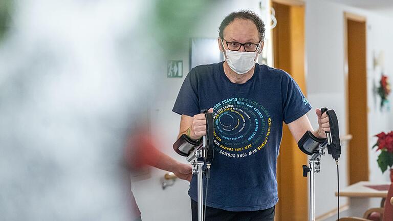 Manche Corona-Patienten leiden noch lange nach der Infektion unter Spätfolgen. Das Foto zeigt einen 52-Jährigen, der sich nach schwerer Covid-Erkrankung in einer Reha-Klinik zurück ins Leben kämpft.