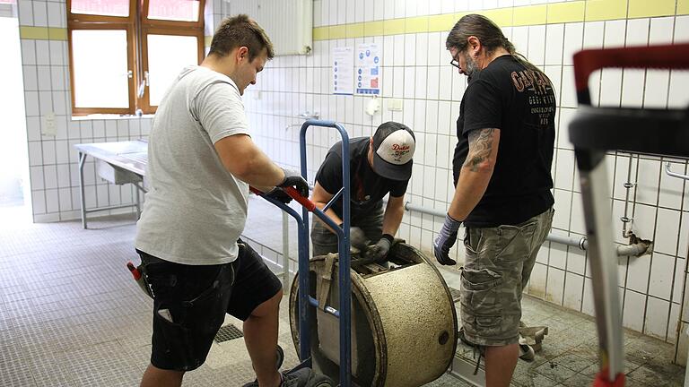 Bevor aber ans Bierbrauen gedacht werden kann, stand erst einmal aufräumen im ehemaligen Schlachtraum an.