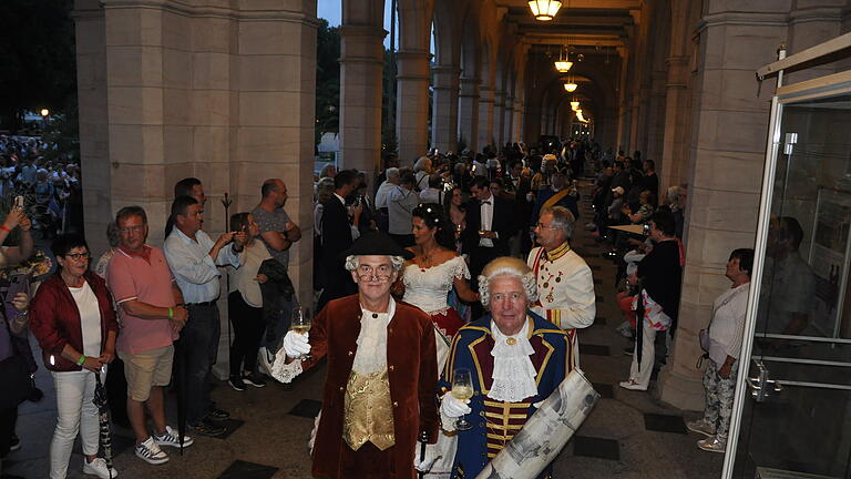 Rakoczy 2024: Festball - Rakoczy 2024: Festball -Polonaise mit den historischen Persönlichkeiten Boxberger und Neumann. Rakoczy 2024: Festball - Rakoczy 2024: Festball -Polonaise mit den historischen Persönlichkeiten Boxberger und Neumann.