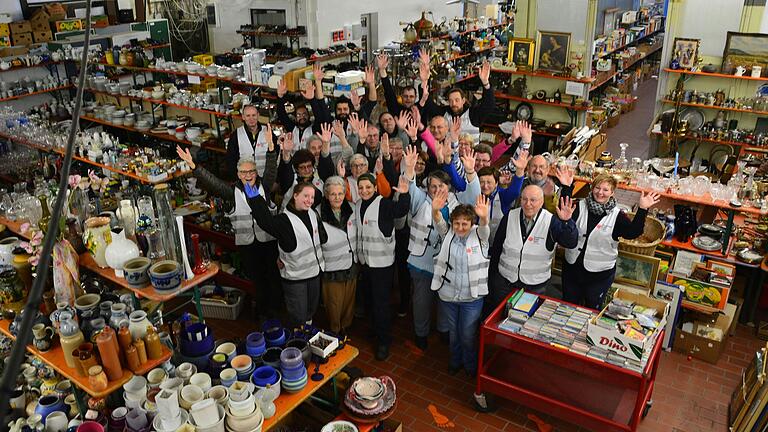 Das Flohmarktteam steht bereit: Am Wochenende kann beim BRK in Würzburg zum guten Zweck eingekauft werden. Das Flohmarktteam steht bereit: Am Wochenende kann beim BRK in Würzburg zum guten Zweck eingekauft werden. 
