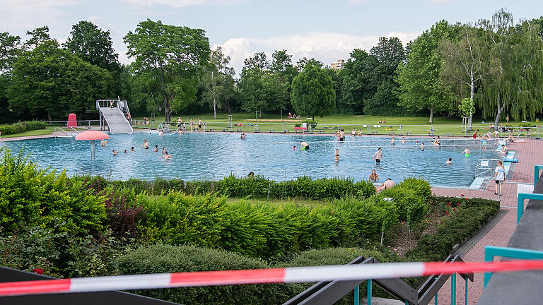Das Würzburger Dallenbergbad: Im größten Freibad Mainfrankens gab es vor einem Jahr einen spektakulären Polizeieinsatz. Das Würzburger Dallenbergbad: Im größten Freibad Mainfrankens gab es vor einem Jahr einen spektakulären Polizeieinsatz. 
