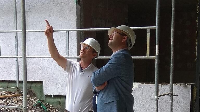 Architekt Thorsten Heßdörfer und Bürgermeister Michael Hombach auf der Baustelle. Architekt Thorsten Heßdörfer und Bürgermeister Michael Hombach auf der Baustelle.
