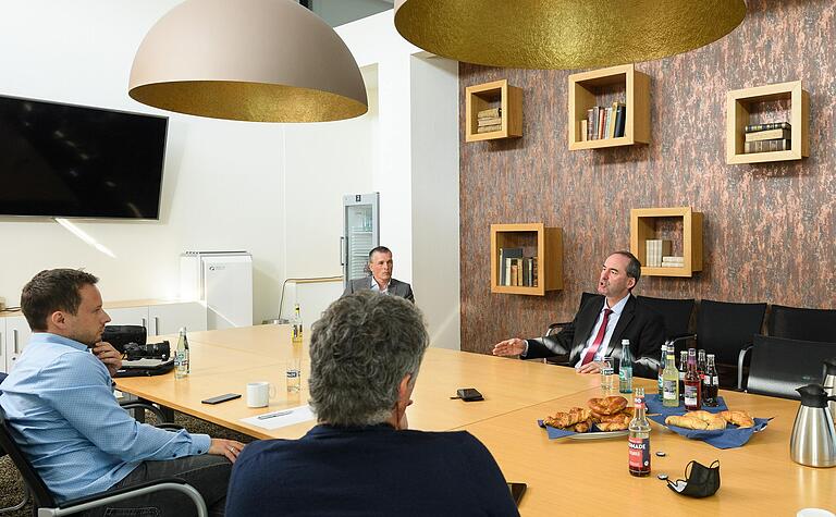 Hubert Aiwanger (Freie Wähler) im Gespräch mit stellvertretenden Chefredakteur Ivo Knahn, Themenchef Achim Muth und Reporter-Chef Benjamin Stahl. Hubert Aiwanger (Freie Wähler) im Gespräch mit stellvertretenden Chefredakteur Ivo Knahn, Themenchef Achim Muth und Reporter-Chef Benjamin Stahl.