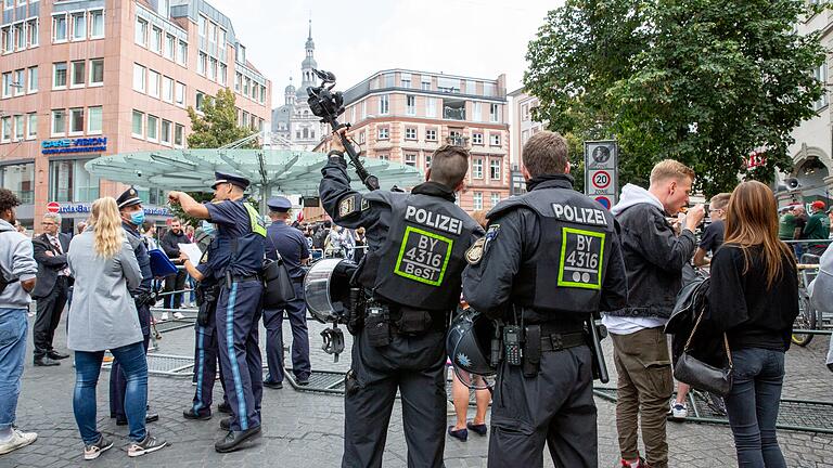 In Gegenwart eines großen Polizeiaufgebots und zahlreicher Gegendemonstrationen hielt die Neonazi-Partei 'Der III. Weg' am 18. September in Würzburg eine Kundgebung ab. In Gegenwart eines großen Polizeiaufgebots und zahlreicher Gegendemonstrationen hielt die Neonazi-Partei 'Der III. Weg' am 18. September in Würzburg eine Kundgebung ab.
