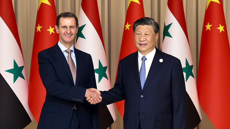 Präsident von China trifft Präsident von Syrien.jpeg       -  Da strahlt der syrische Diktator: Präsident Bashar al-Assad mit seinem chinesischen Amtskollegen Xi Jinping bei seinem Staatsbesuch in China.