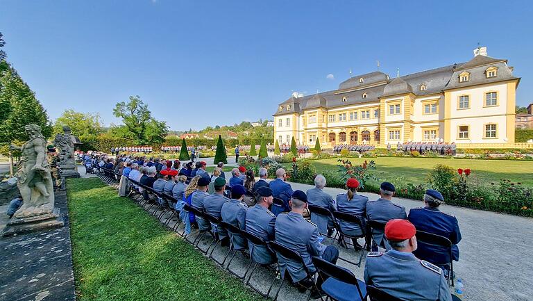 In den Genuss des Schauspiels eines militärischen Spektakels auf der Schlossterrasse des Veitshöchheimer Rokokogartens kamen 146 geladene Gäste. In den Genuss des Schauspiels eines militärischen Spektakels auf der Schlossterrasse des Veitshöchheimer Rokokogartens kamen 146 geladene Gäste.