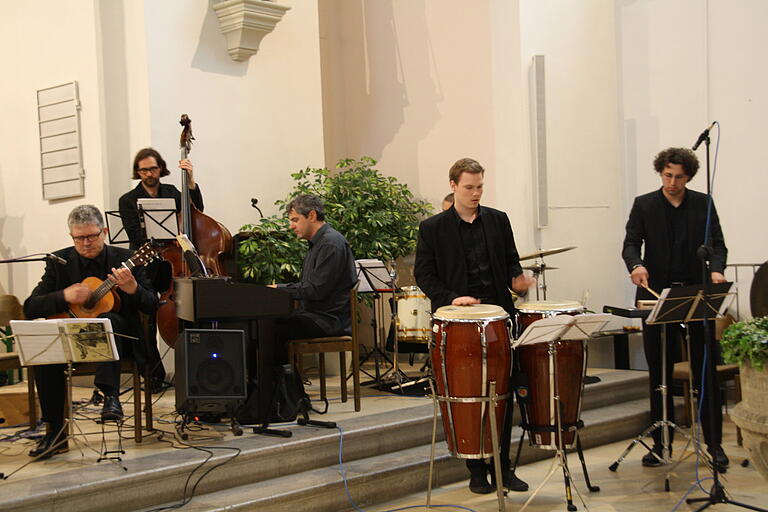 Unter der Leitung von Dekanatskantor Martin Blaufelder konzertierten am Sonntag Abend Gitarrist Rupert Bachmaier, Bassist Felix Himmler, Pianist Burkard Lutz und Percussionisten.