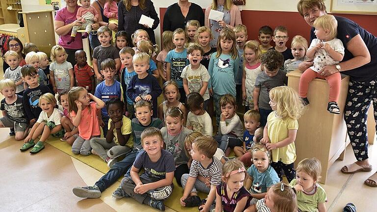 Durch den Verzicht auf Geburtstagsgeschenke zum 50. Geburtstag konnte Sabine Appoldt-Barth (Mitte) auch im Namen von Rüdiger Wacker und Klaus Ullrich an die Kindergartenleiterinnen Carola Caupert-Müller (links daneben) und Christine Zitzmann (rechts daneben) je 607,50 Euro übergeben. Darüber freuten sich auch die Erzieherin Manuela Wolf (rechts) und die Kinderpflegerinnen Beate Richard und Sabrina Gerasch (links). Durch den Verzicht auf Geburtstagsgeschenke zum 50. Geburtstag konnte Sabine Appoldt-Barth (Mitte) auch im Namen von Rüdiger Wacker und Klaus Ullrich an die Kindergartenleiterinnen Carola Caupert-Müller (links daneben) und Christine Zitzmann (rechts daneben) je 607,50 Euro übergeben. Darüber freuten sich auch die Erzieherin Manuela Wolf (rechts) und die Kinderpflegerinnen Beate Richard und Sabrina Gerasch (links).