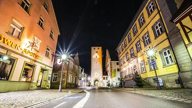 Am ersten Abend der Ausgangssperre: Die Kreisstadt Haßfurt wirkte am Mittwoch nach 21 Uhr wie ausgestorben, in der Stadt sind keine Menschen und keine Autos zu sehen. Am ersten Abend der Ausgangssperre: Die Kreisstadt Haßfurt wirkte am Mittwoch nach 21 Uhr wie ausgestorben, in der Stadt sind keine Menschen und keine Autos zu sehen.