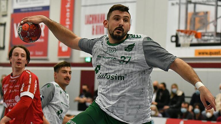 Kreisläufer David Kovacic von der DJK Rimpar Wölfe war beim Auswärtsspiel in Ferndorf einer der erfolgreichsten Werfer der Grün-Weißen. Die Rimparer gewannen das Kellerduell in der Zweiten Handball-Bundesliga gegen den TuS Ferndorf um ihren Ex-Spieler Lukas Siegler.