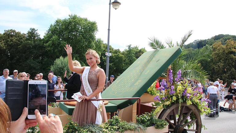 Die rund 20 000 Besucher des Rakoczy-Festzugs am Sonntag machten nicht nur selbst viele Bilder, hier von Rosenkönigin Franziska Koch, auch online wurden die Berichte und Bilder oft geklickt. Foto: Ralf Ruppert       -  Die rund 20 000 Besucher des Rakoczy-Festzugs am Sonntag machten nicht nur selbst viele Bilder, hier von Rosenkönigin Franziska Koch, auch online wurden die Berichte und Bilder oft geklickt. Foto: Ralf Ruppert