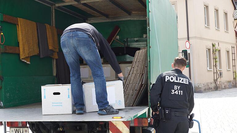 Unter den 13 Objekten, die im Jahr 2017 durchsucht wurden, war auch die Bank Schilling in Hammelburg. Am Viehmarkt steht ein Lastwagen bereit, um das Beweismaterial zu verladen. Der Besitzer der Bank wurde aus der Untersuchungshaft entlassen, voraussichtlich ab Anfang Oktober muss er sich vor Gericht verantworten. Foto: Archiv/Arkadius Guzy       -  Unter den 13 Objekten, die im Jahr 2017 durchsucht wurden, war auch die Bank Schilling in Hammelburg. Am Viehmarkt steht ein Lastwagen bereit, um das Beweismaterial zu verladen. Der Besitzer der Bank wurde aus der Untersuchungshaft entlassen, voraussichtlich ab Anfang Oktober muss er sich vor Gericht verantworten. Foto: Archiv/Arkadius Guzy