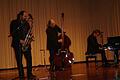 Stefan Scholz (Tenorsaxofon und Gesang), Christian Jung (Piano und Gesang) und Dieter Schreiber (Bass) vom Jazztrio Alligators of Swing verwandelten für einen Abend den gut besuchten Konzertsaal des Augustinums in den Cotton Club in New York.