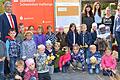 Unser Foto zeigt den Vorstandsvorsitzenden Peter Schleich (von links), die Leiterin der Umweltstation Reichelshof Angelika Imgrund und Umweltpädagogin Jasmin Imgrund  gemeinsam mit den Erzieherinnen und Kindern des Kindergartens St. Josef Röthlein.