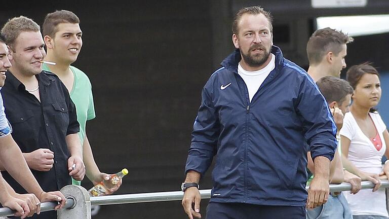 Steffen Roos, hier im Jahr 2012 als Trainer des SV Waldbrunn, wird künftig Kreisligist Leinach trainieren. Steffen Roos, hier im Jahr 2012 als Trainer des SV Waldbrunn, wird künftig Kreisligist Leinach trainieren.