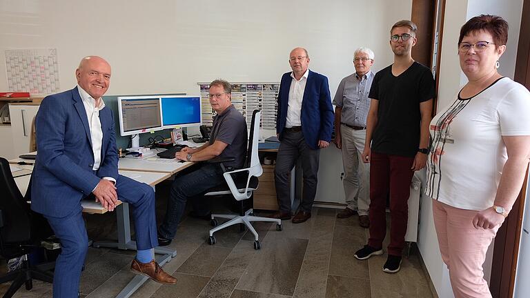 Sie gehören zur Führungsgruppe Katastrophenschutz im Landratsamt Rhön-Grabfeld (von links): Landrat Thomas Habermann, Gerald Söder, Stefan Helfrich, Wolfgang Harich, Tobias Gass und Susanne Schmittzeh. Sie gehören zur Führungsgruppe Katastrophenschutz im Landratsamt Rhön-Grabfeld (von links): Landrat Thomas Habermann, Gerald Söder, Stefan Helfrich, Wolfgang Harich, Tobias Gass und Susanne Schmittzeh.