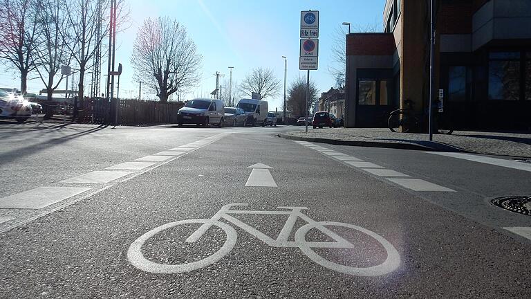 Schweinfurts erste Fahrradstraße führt vom Hauptbahnhof bis zur Franz-Josef-Strauß-Brücke.