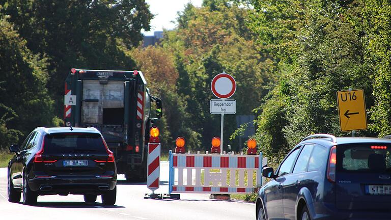 Die Straßensperrung auf der B 8 vor Kitzingen hat am Dienstag Autofahrerinnen und Autofahrer verwirrt.