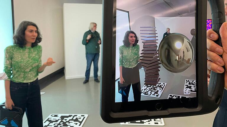 Kuratorin Mariana Aravidou hat für die Ausstellung '24! Fragen an die Konkrete Gegenwart' 24 Künstlerinnen und Künstler ausgewählt, die alle ab 1980 geboren sind. Kuratorin Mariana Aravidou hat für die Ausstellung '24! Fragen an die Konkrete Gegenwart' 24 Künstlerinnen und Künstler ausgewählt, die alle ab 1980 geboren sind.