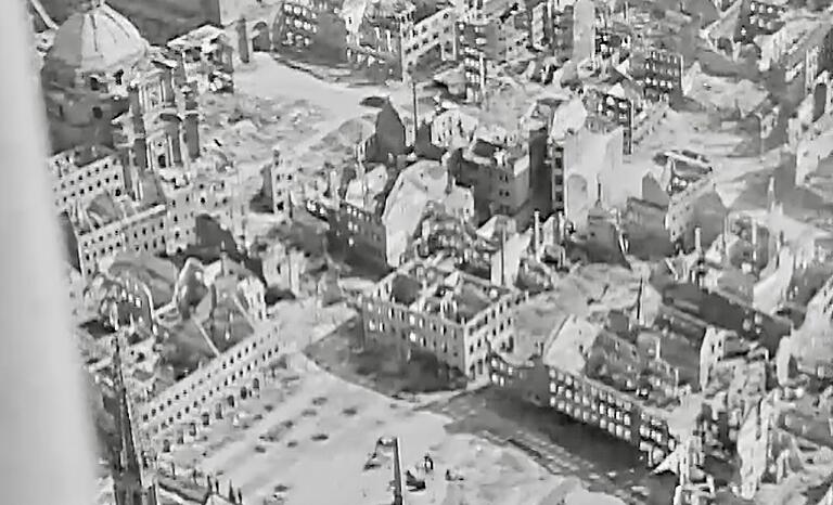 Von einem Flugzeug aus hielt Joseph Dieves den Zustand von Marktplatz, Domvorplatz und Domstraße fest.