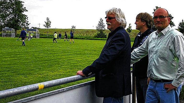 Blick nach vorn: Einen neuen Fußballverein, den SV Euerbach/Kützberg 2013, haben der VfL Euerbach und der TSV Kützberg gegründet. Beim letzten Training der ersten VfL-Fußballmannschaft sehen zu: (v.l.) VfL-Vorsitzender Helmut Höfer, VfL-Abteilungsleiter und neuer sportlicher SV-Leiter Stefan Brunner sowie SV-Vorsitzender Karsten Keller.