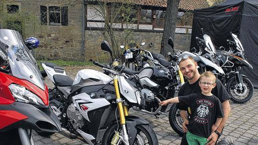 &bdquo;Das wird mal meins&ldquo;: Klein-Hennes findet sein Traummotorrad       -  (fed)   Die 13. Auflage des Mellerschter Bike-Weekends lockte am Wochenende wieder zahlreiche Motorradfreunde auf die Streuwiese. Am Samstag und am Sonntag gab es viele interessante Zweiräder zu bestaunen. Mehrere Händler präsentierten die neuesten Modelle, darunter zum Teil auch sehr hochpreisige Bikes. Unter diesen tollen Exemplaren hat sich der vierjährige Nachwuchsbiker Hennes schon einmal sein Traummotorrad ausgeguckt. &bdquo;Das da wird mal meins&ldquo;, sagte der Steppke zu Patrick von den Bierrahnhas, die das Bike-Weekend veranstalten &ndash; der musste ob der Zielstrebigkeit des Buben erst mal schmunzeln. Natürlich kamen beim Bike-Weekend auch Spaß und Unterhaltung nicht zu kurz. Mehr dazu in der Dienstagsausgabe.