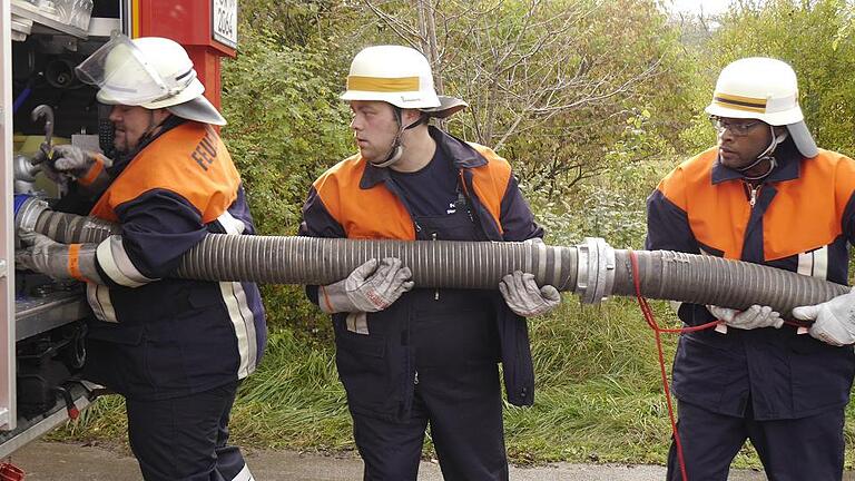 Teamarbeit: James Baker, Jon Lott und Ron Kemp (von links) koppeln gemeinsam die Saugleitung an.