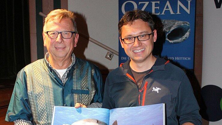 David Hettich (rechts) beeindruckte mit seinem Vortrag 'Abenteuer Ozean' zum Auftakt der Welt-Dia-Vision am Mittwochabend. Organisator Klaus Schemmerling (links) freute sich, dass Hettich zum zweiten Mal beim Multivisionsfestival zu Gast war.