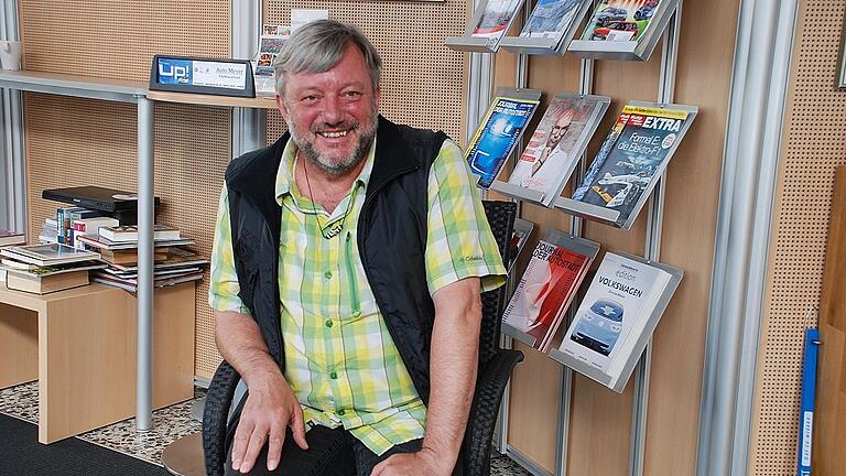 Klaus Meyer, der Wanderer zwischen zwei Welten, ist wieder zurück in seiner Firma in Ochsenfurt.