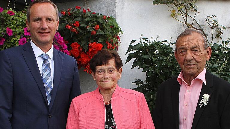 Als Bürgermeister und stellvertretender Landrat überbrachte Michael Ziegler (links) dem Jubelpaar Elisabeth und Richard Klauer Glückwünsche zur Eisernen Hochzeit.