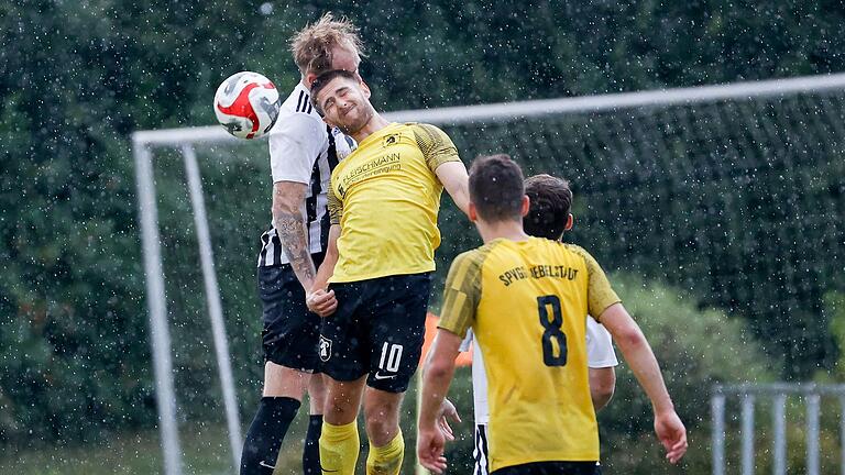 Luftduell im Regen: Hopferstadts Leo Hubl (links) und Giebelstadts Marco Kemmer. Luftduell im Regen: Hopferstadts Leo Hubl (links) und Giebelstadts Marco Kemmer.