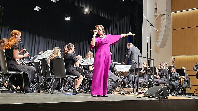Sängerin Canan Semel sorgte mit 'Best of Adele' für einen Höhepunkt des Programms. Sängerin Canan Semel sorgte mit 'Best of Adele' für einen Höhepunkt des Programms.