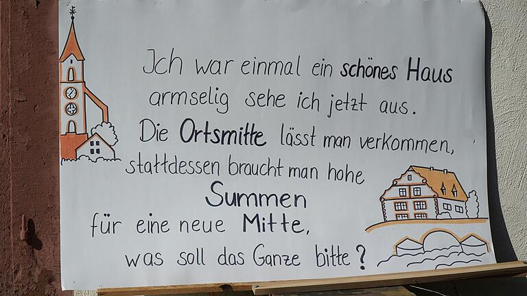 Am Straßenrand fand sich auch ein Protestplakat mit künstlerischen Qualitäten. Am Straßenrand fand sich auch ein Protestplakat mit künstlerischen Qualitäten.