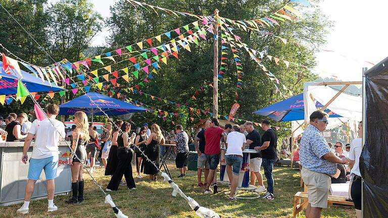 Der VIP-Bereich hat eine eigene Bar, Sitzmöglichkeiten und Schattenplätzen. Der VIP-Bereich hat eine eigene Bar, Sitzmöglichkeiten und Schattenplätzen.