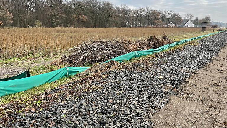 Das Gelände für den Tierheim-Neubau in Kitzingen an der Straße nach Großlangheim. Der Schotterbereich zeigt die ehemalige Eisenbahnstrecke der Steigerwaldbahn, die direkt an der Staatsstraße entlang führte. Im Hintergrund der Corlette Circle, der seit Jahren als Gemeinschaftsunterkunft für Geflüchtete dient.